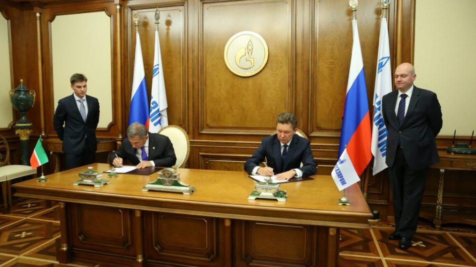 Рустам Минниханов и Алексей Миллер во время подписания Соглашения о научно-техническом сотрудничестве и партнерстве